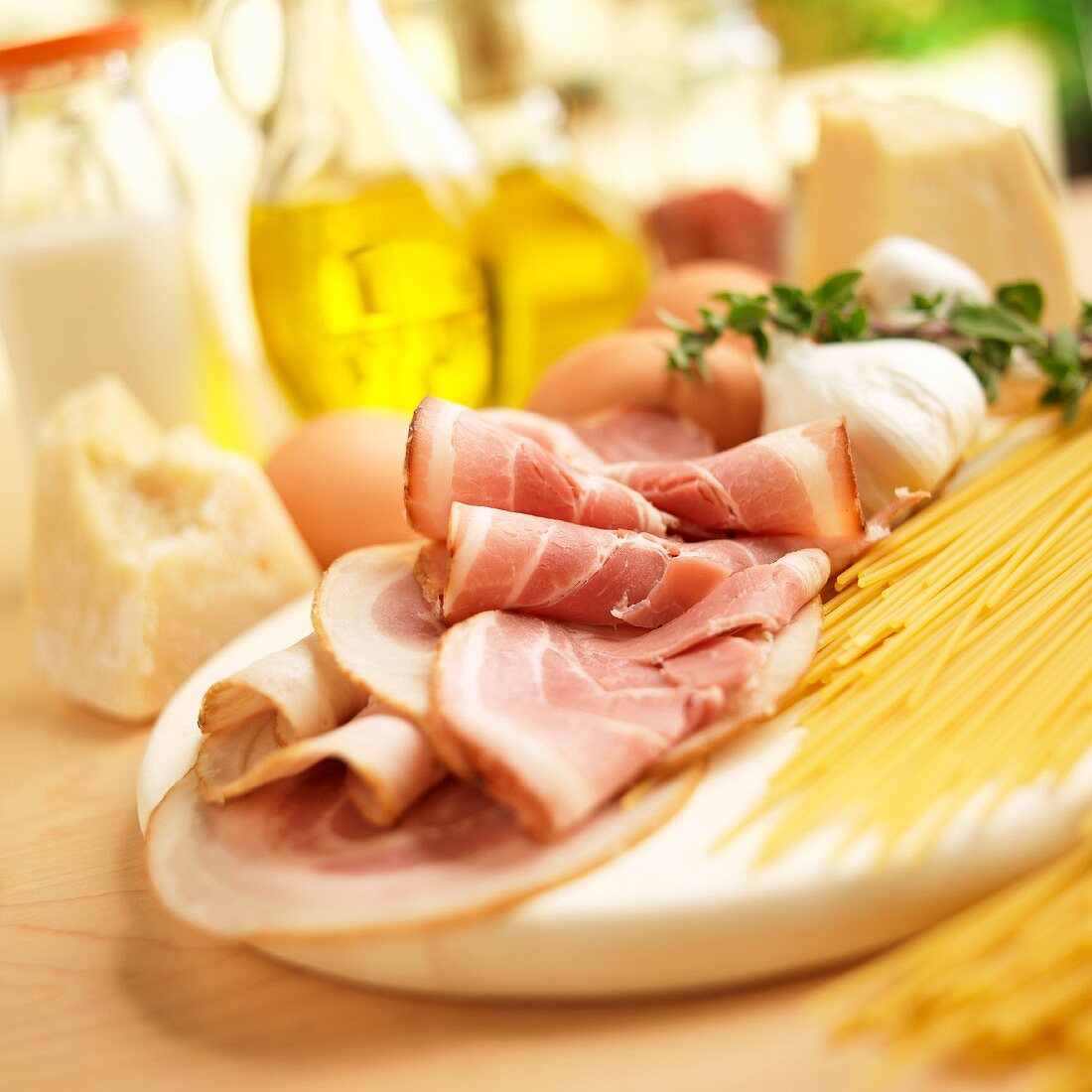 Stillleben mit Schinken, Spaghetti, Knoblauch und Parmesan