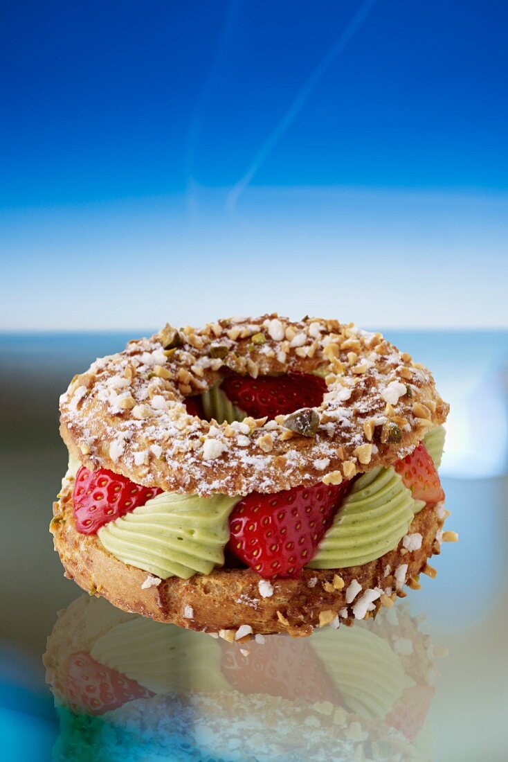 Paris Brest mit Pistaziencreme und Erdbeeren