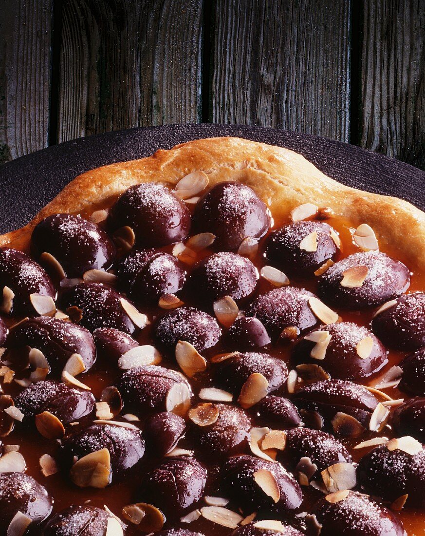 Shortbread cake with plums and crunch