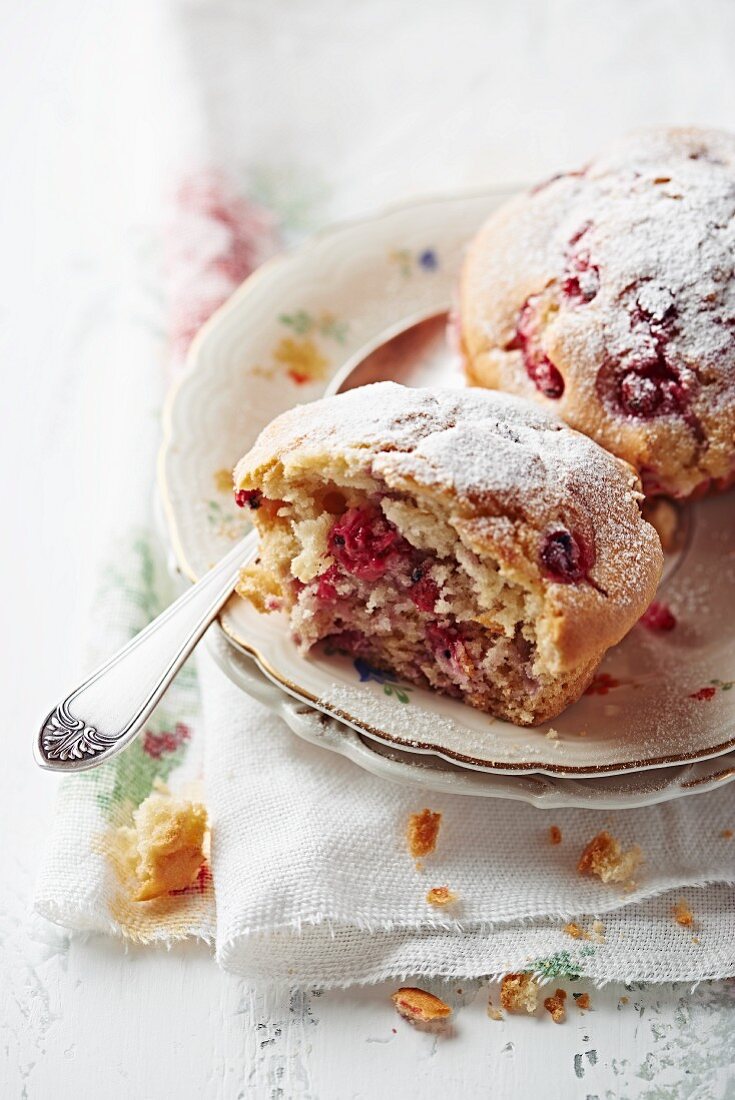 Redcurrant muffins dusted with icing sugar