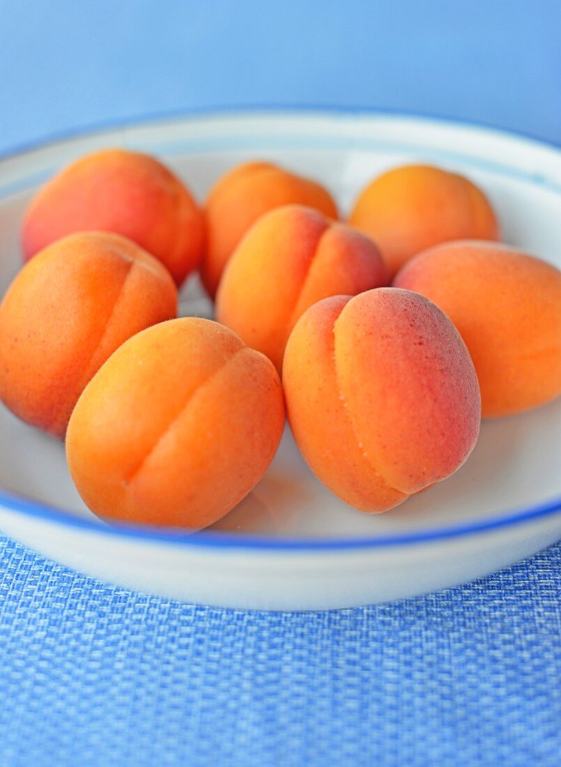 Fresh apricots in a bowl