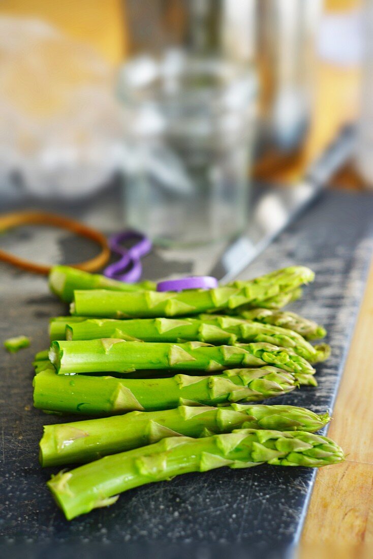 Grüner Spargel, die holzigen Enden sind abgeschnitten