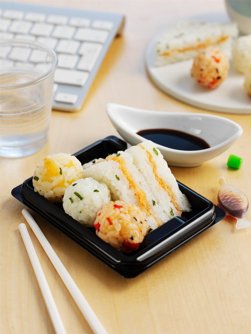 Sushi-Bällchen und Sushi-Sandwiches mit … – Bild kaufen – 11288904 ...