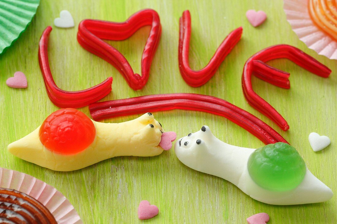 Schriftzug 'LOVE' und Schnecken aus buntem Fruchtgummi