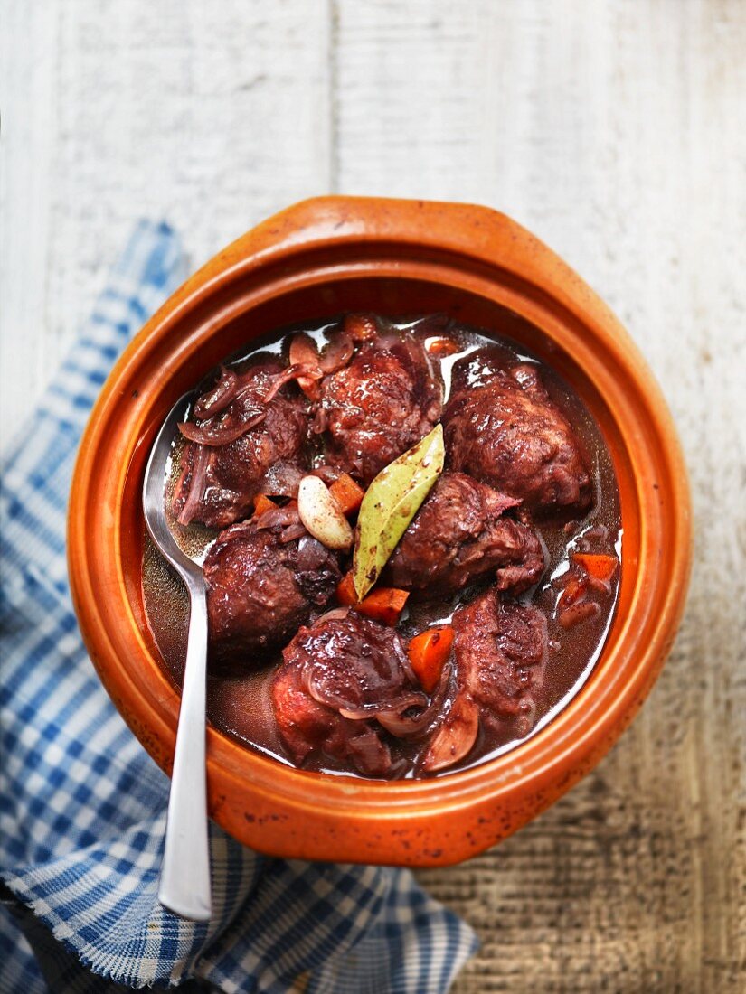 Schweinebackenragout mit Möhren und Lorbeer