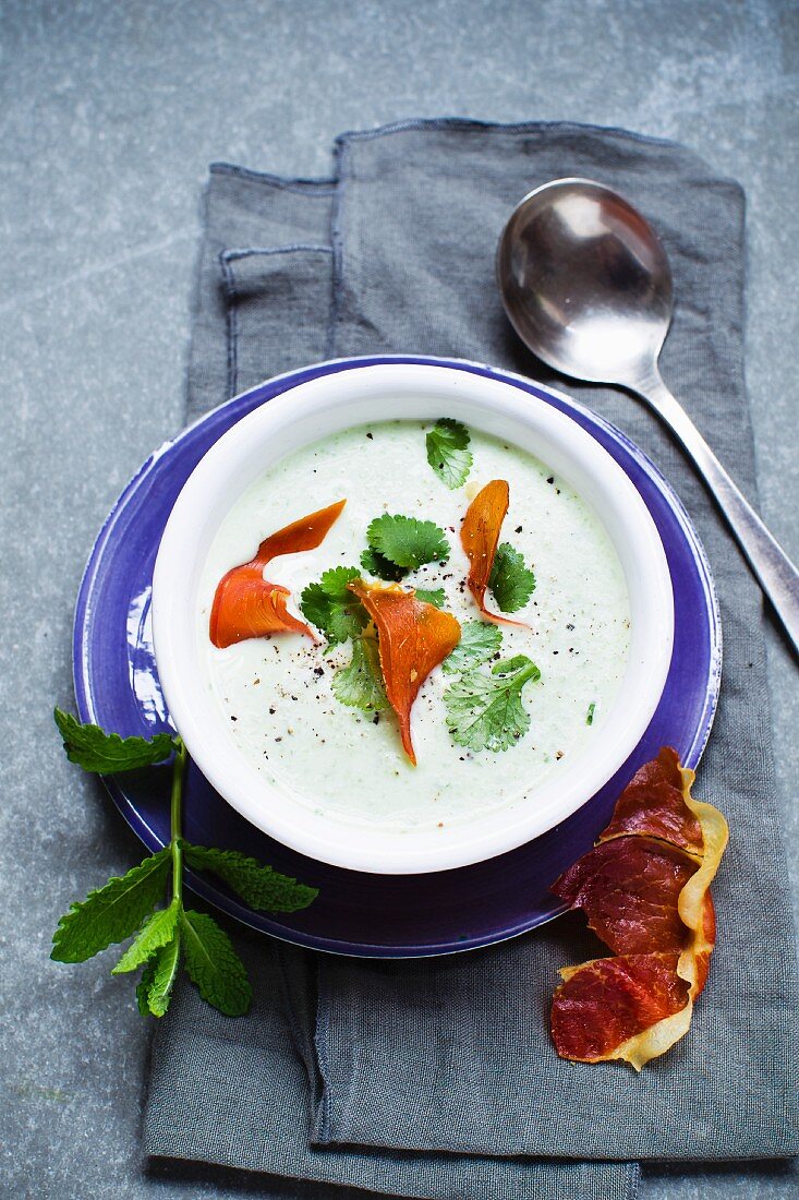 Erbsensuppe mit Kräutern und Parmaschinken