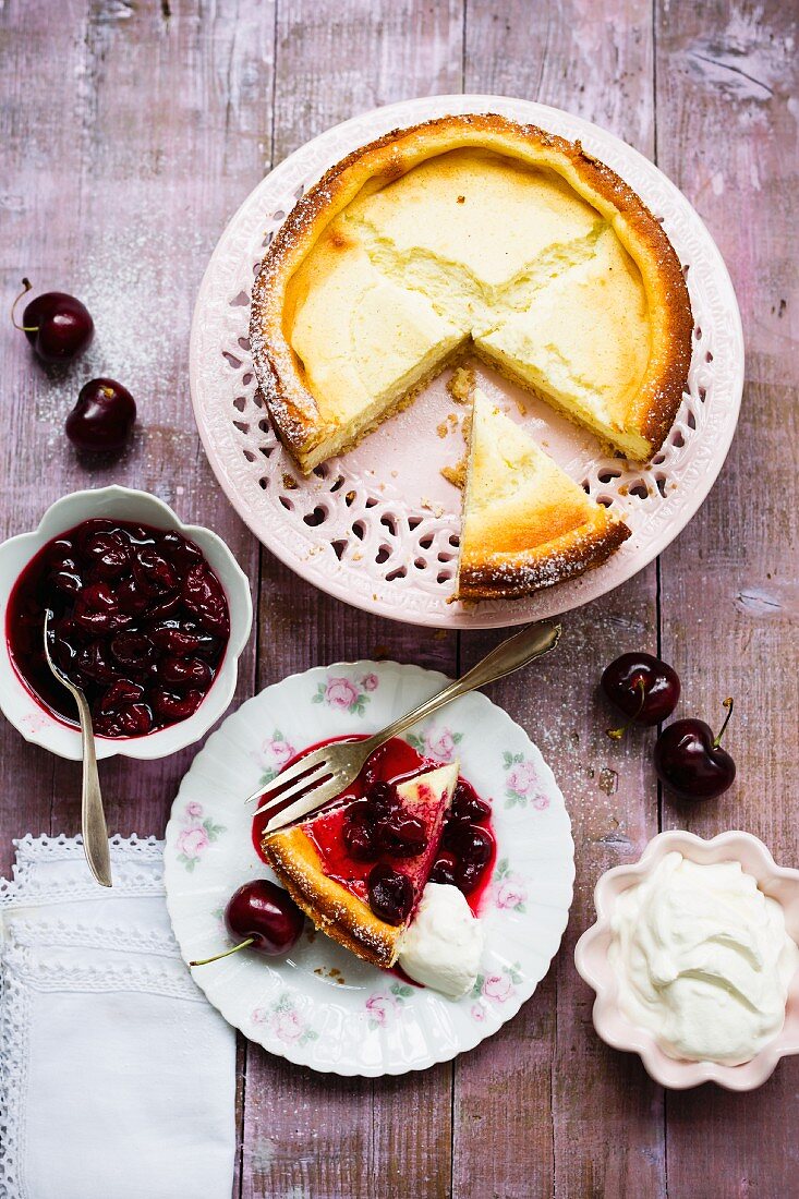 Käsekuchen mit Kirschen und Sahne