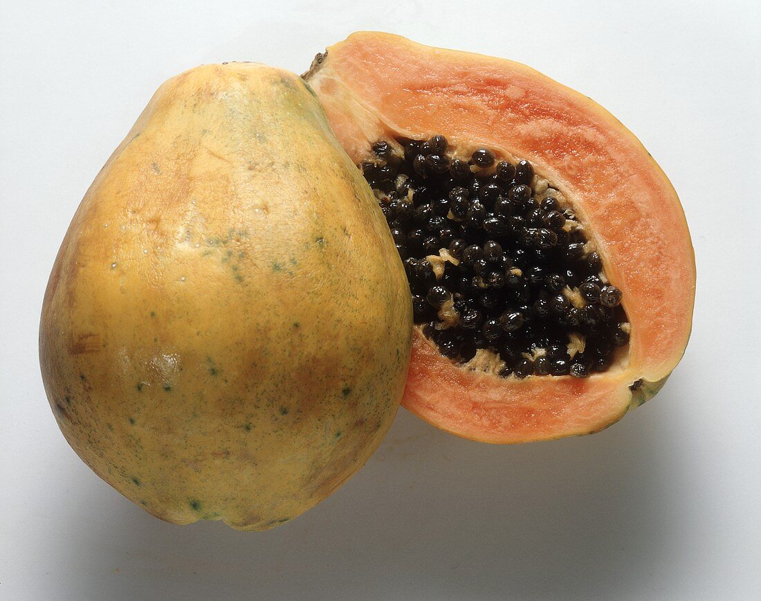 Eine halbierte Papaya