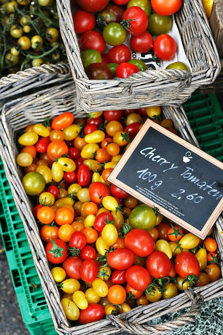 Verschiedene Tomaten auf dem Markt
