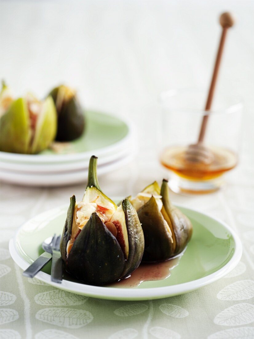 Baked figs with ricotta