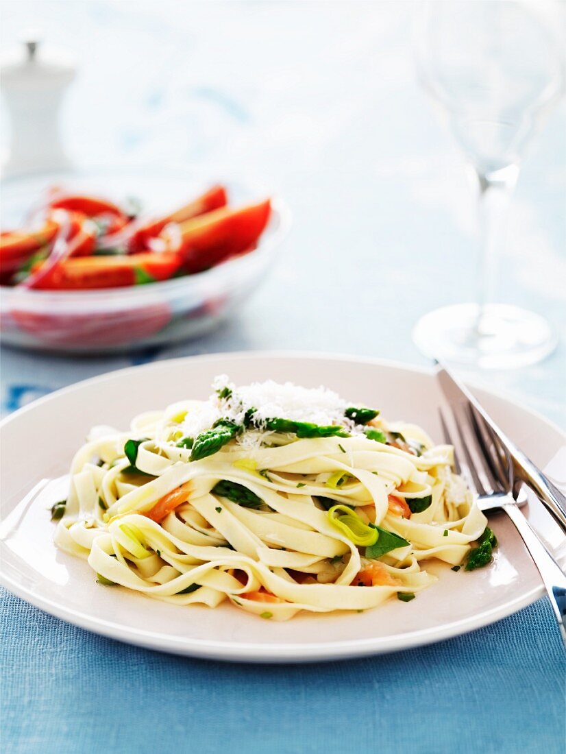 Tagliatelle mit Räucherlachs und grünem Spargel