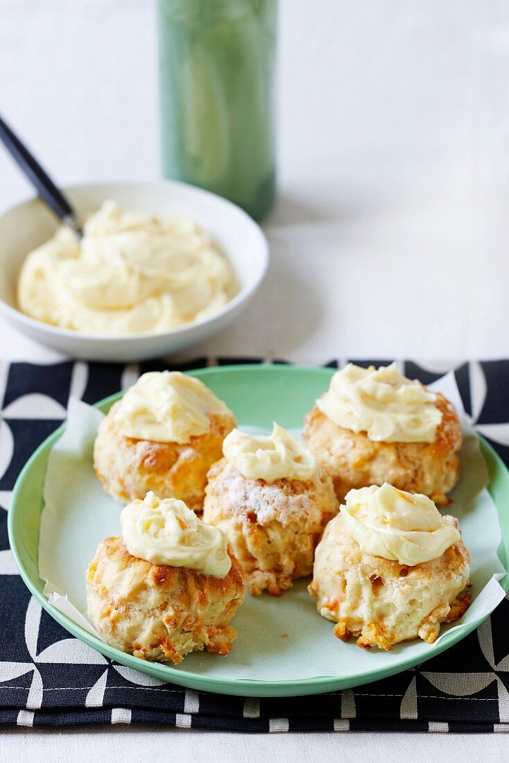 Karotten-Scones mit Frischkäse-Topping