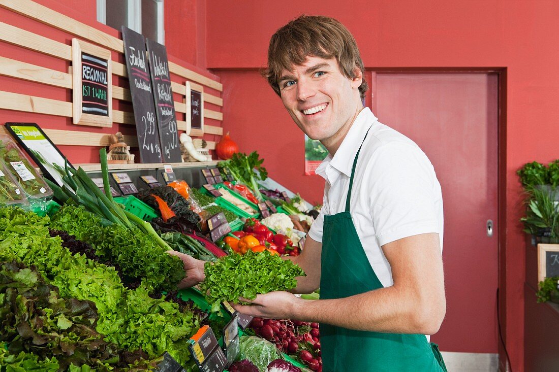 Verkäufer in der Gemüseabteilung im Supermarkt