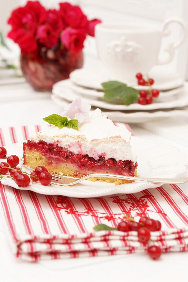 Ein Stück Johannisbeerkuchen mit Baiser