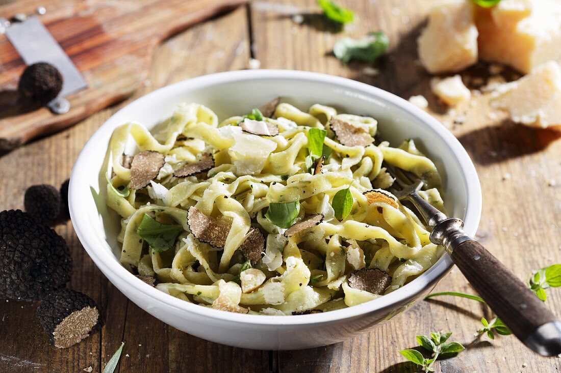 Tagliatelle mit schwarzen Trüffeln und Parmesan