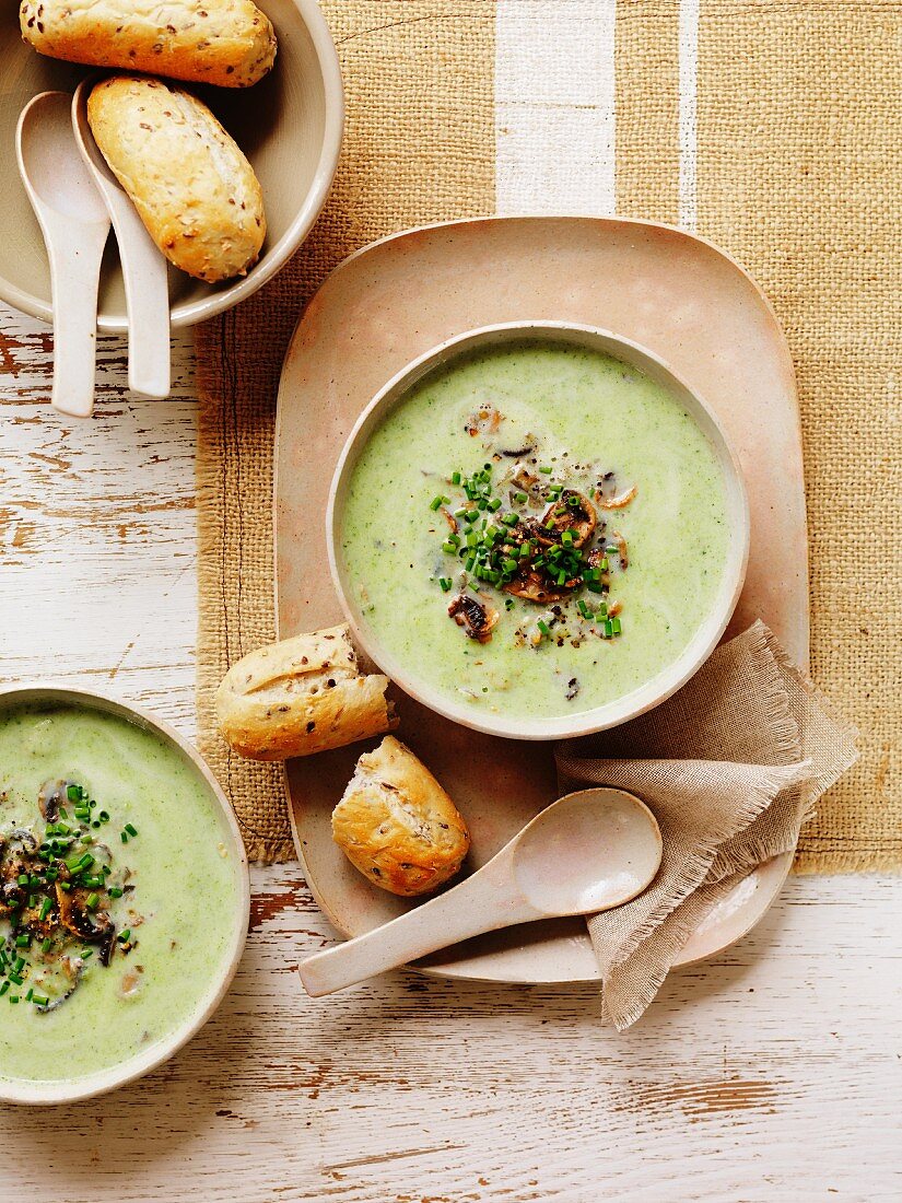 Brokkoli-Zucchini-Suppe mit Pilzen
