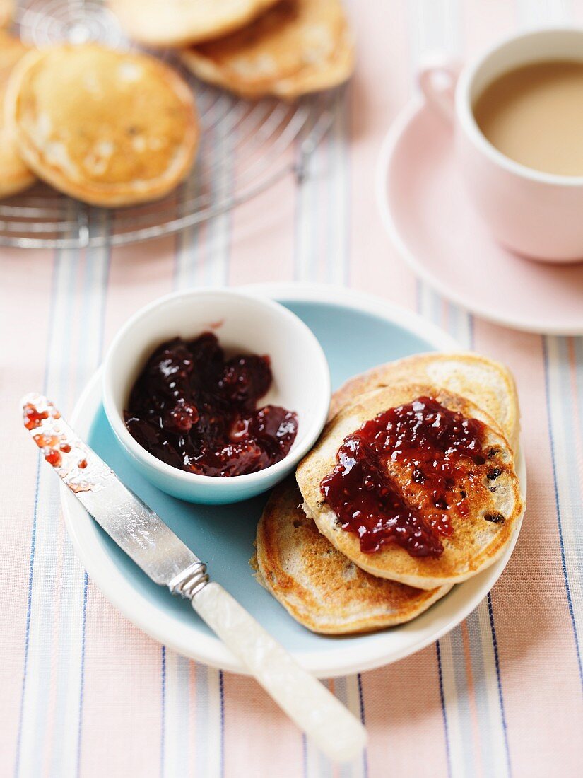 Buttermilk pikelets (Australian pancakes) with raisins and jam