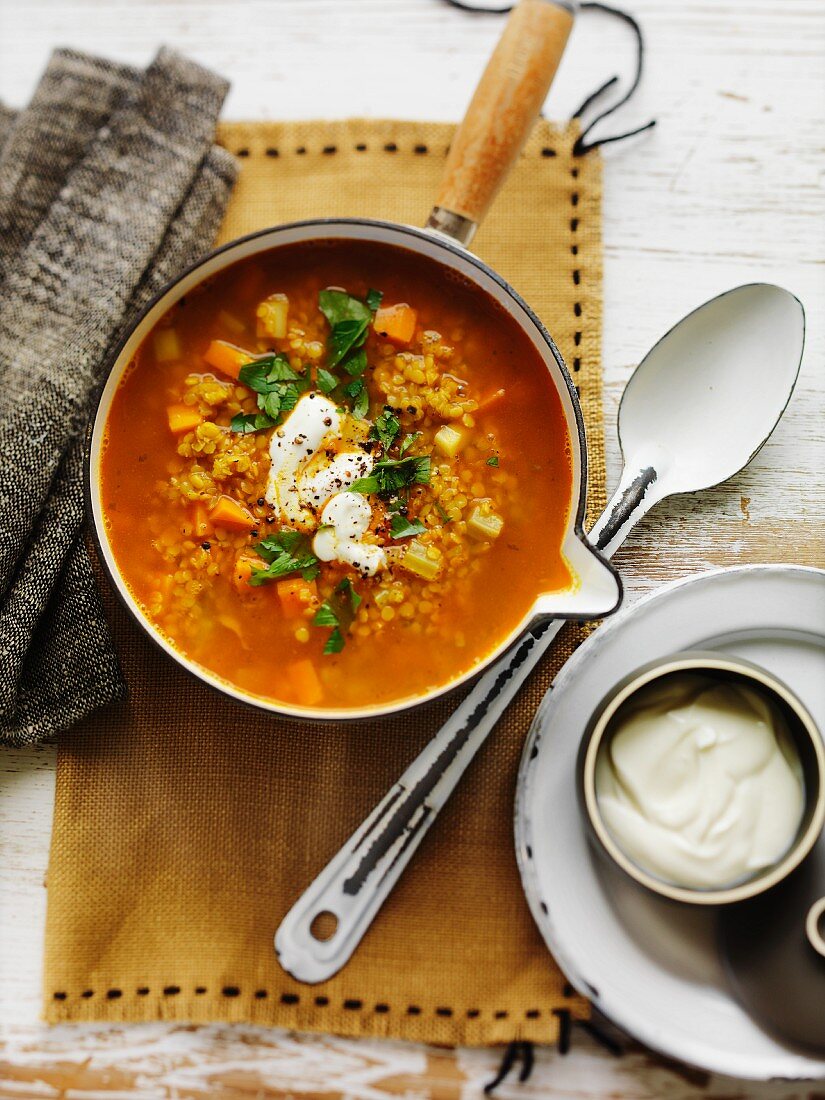 Currysuppe mit Linsen, Gemüse und Sauerrahm