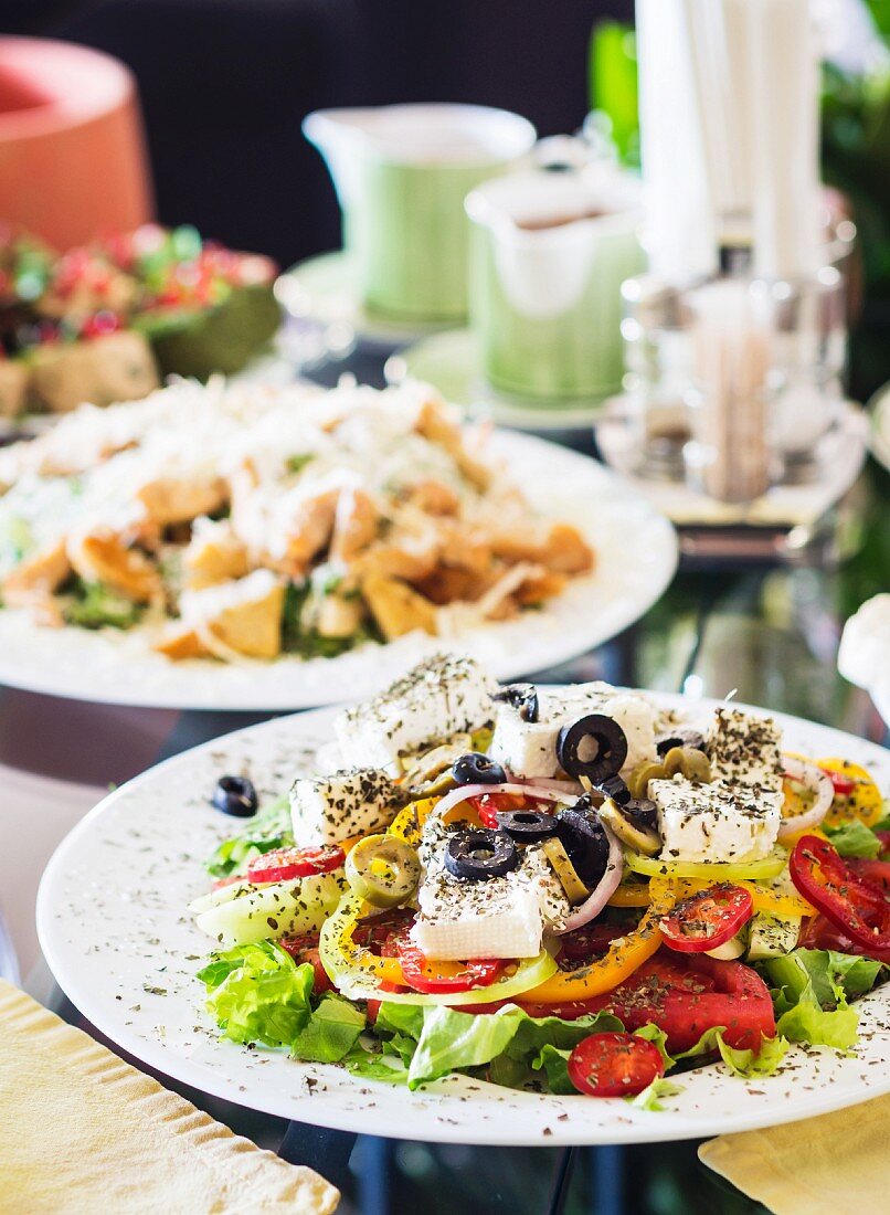 Griechischer Salat mit Feta auf gedecktem Tisch