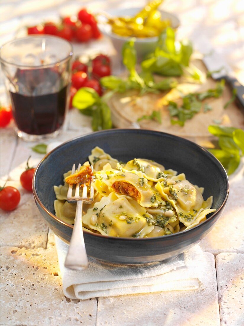 Ravioli mit Tomaten-Mozzarella-Füllung