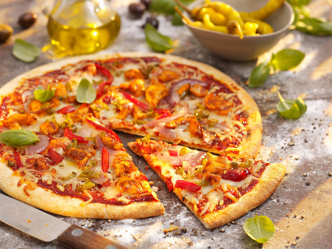 Piri-Piri-Pizza mit Huhn & Basilikum