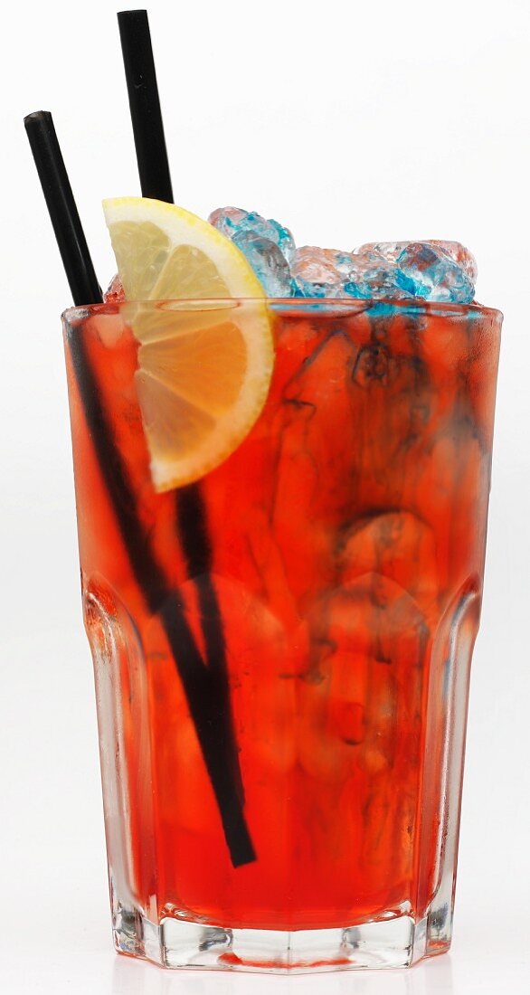Ein Cocktail mit Eis vor weißem Hintergrund