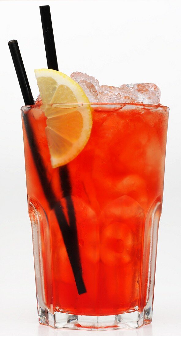 Ein rötlicher Cocktail mit Eis vor weißem Hintergrund