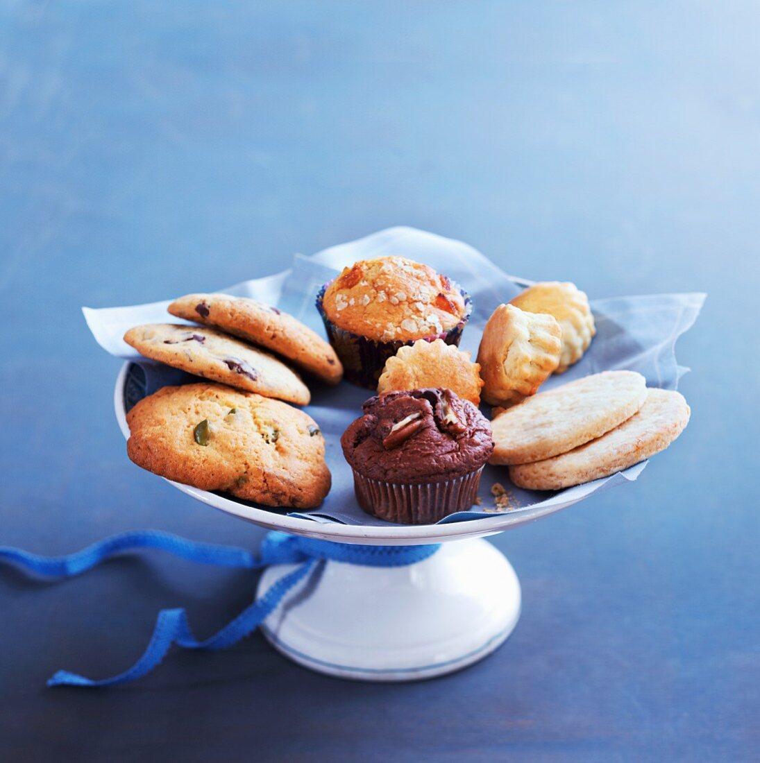 Cookies, Scones und Muffins auf Kuchenständer