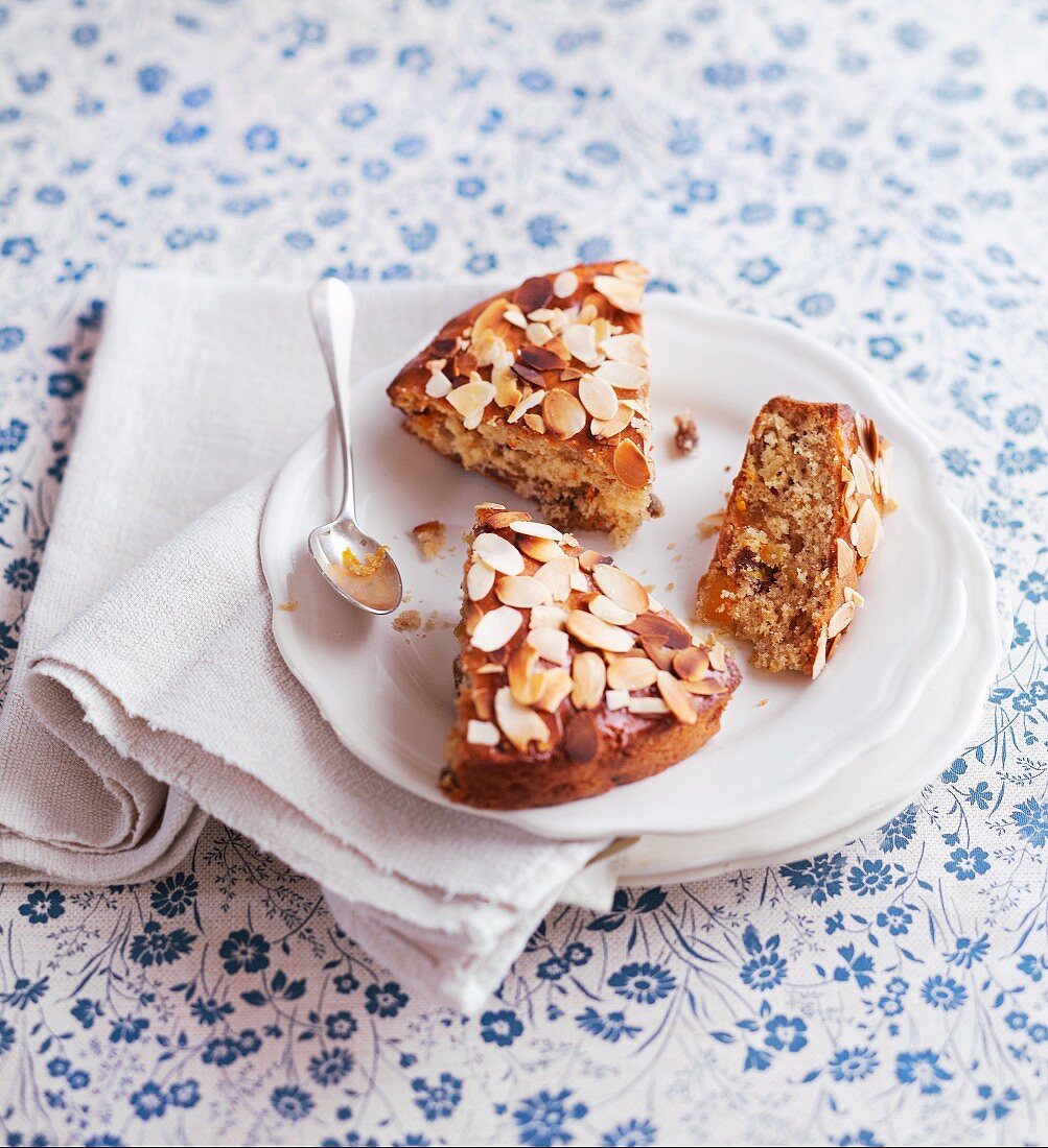 Dundee Cake (Früchtekuchen, Schottland) mit Mandelblättchen