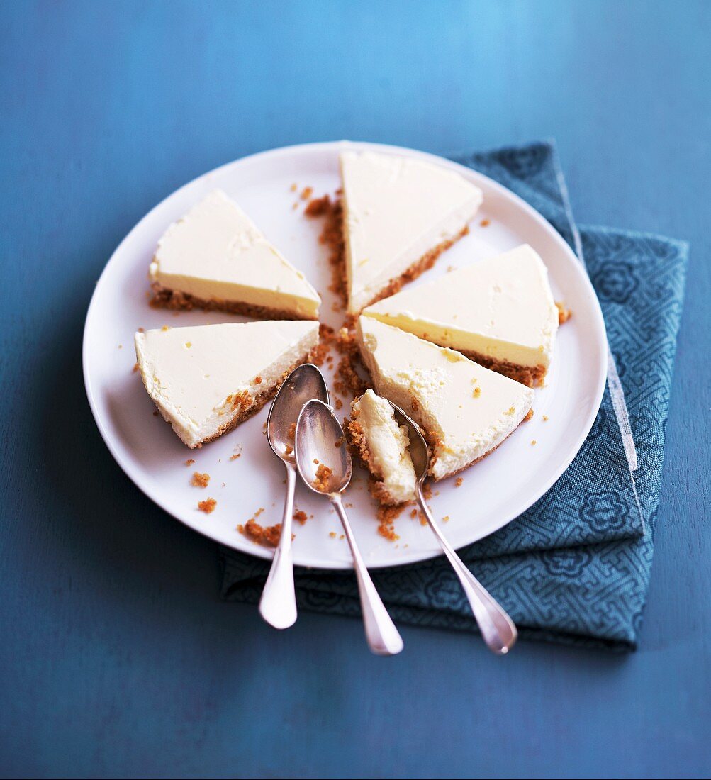 Zitronen-Käsekuchen, in Stücke geschnitten