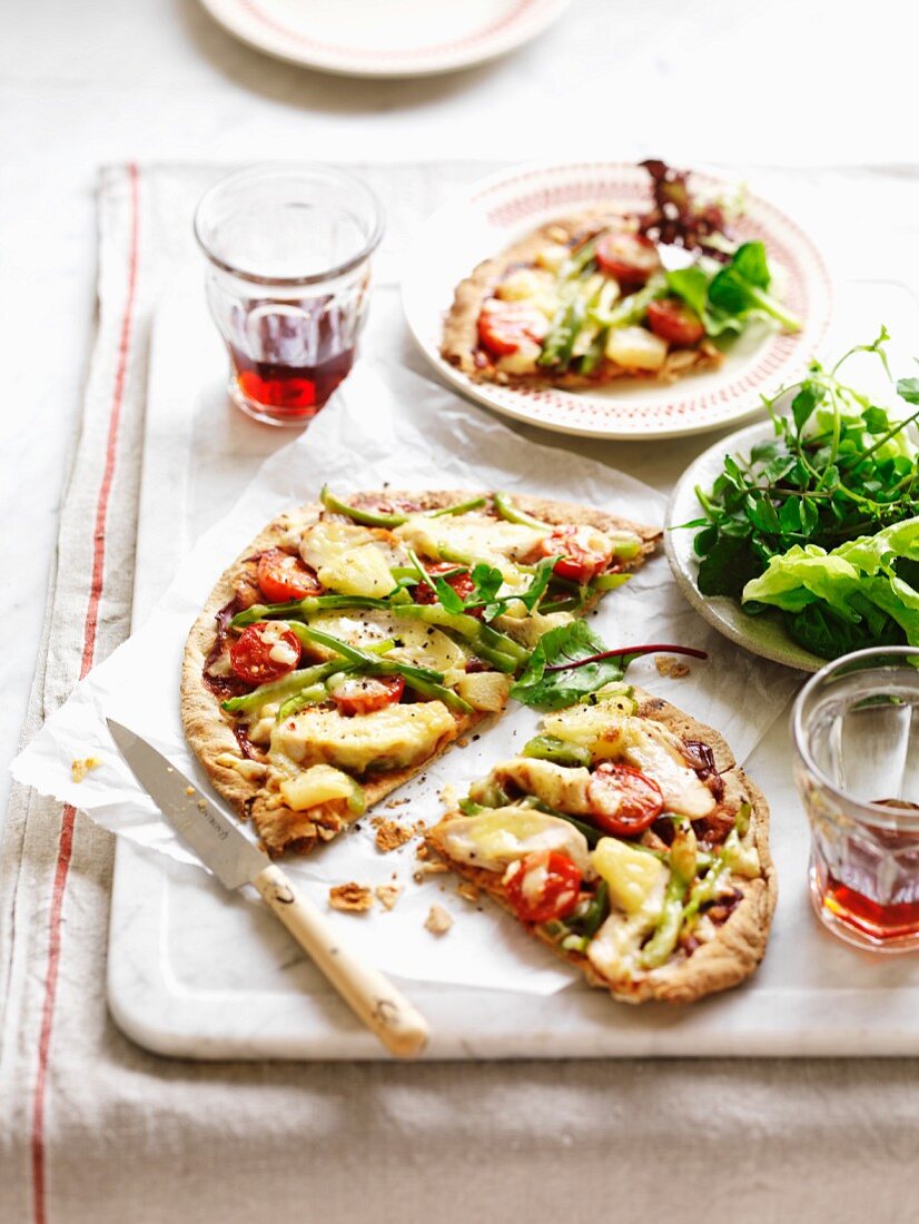 Pizza mit Grillhähnchen und Ananas