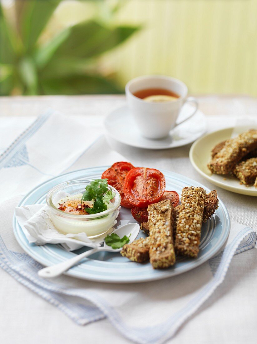 Oeufs Cocotte mit Dukkah-Toast und Tomaten