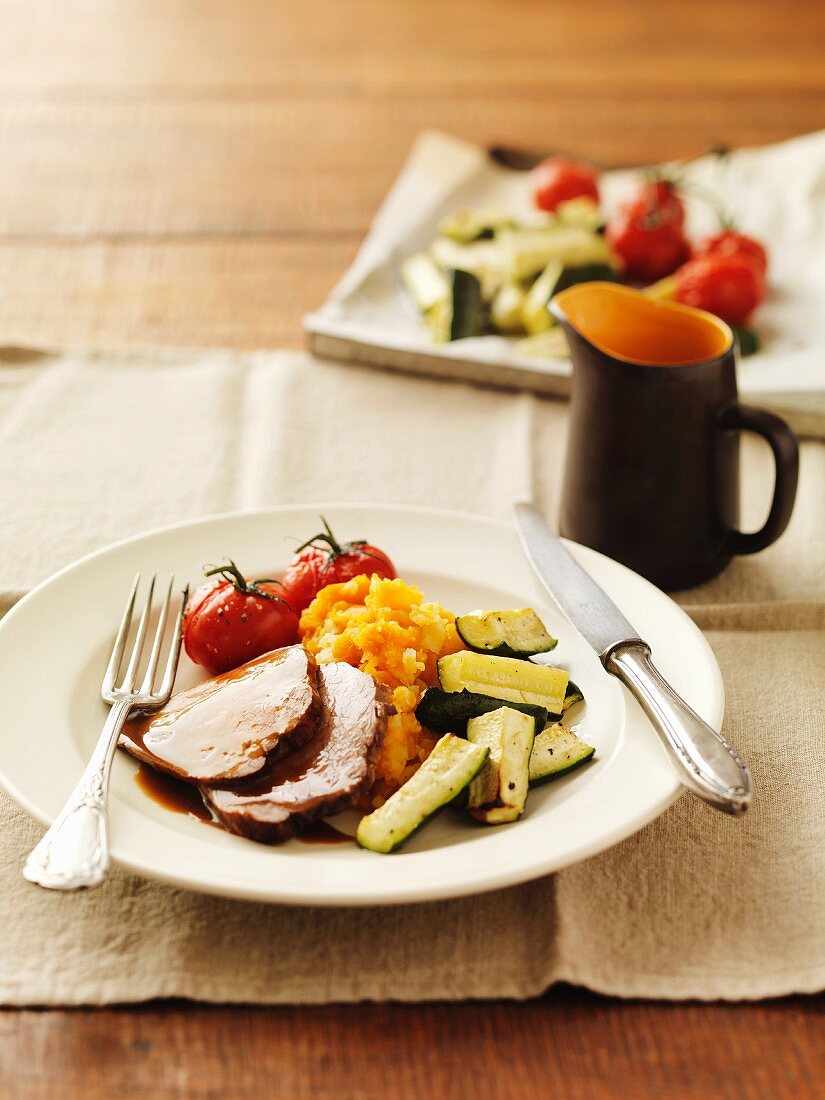 Balsamico-Roastbeef mit Süsskartoffelpüree, Zucchini und Tomaten