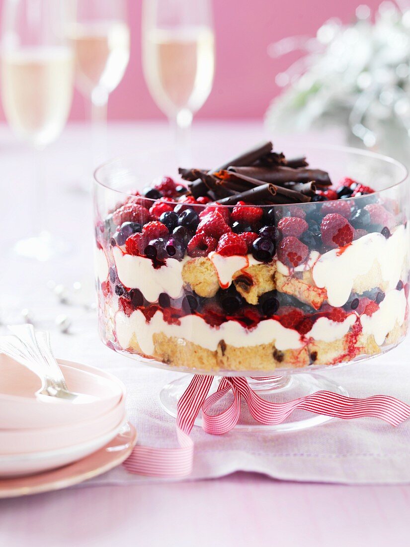 Trifle with panettone, berries and chocolate
