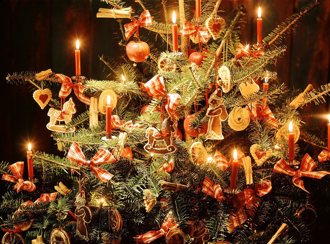 Geschmückter Christbaum mit rot-weißen Schleifen