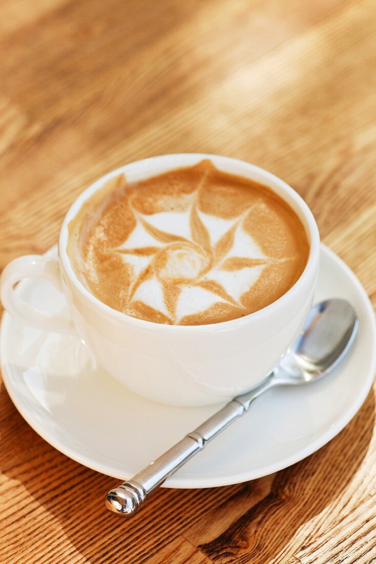 Eine Tasse Cappuccino mit sternförmigem Muster im Milchschaum