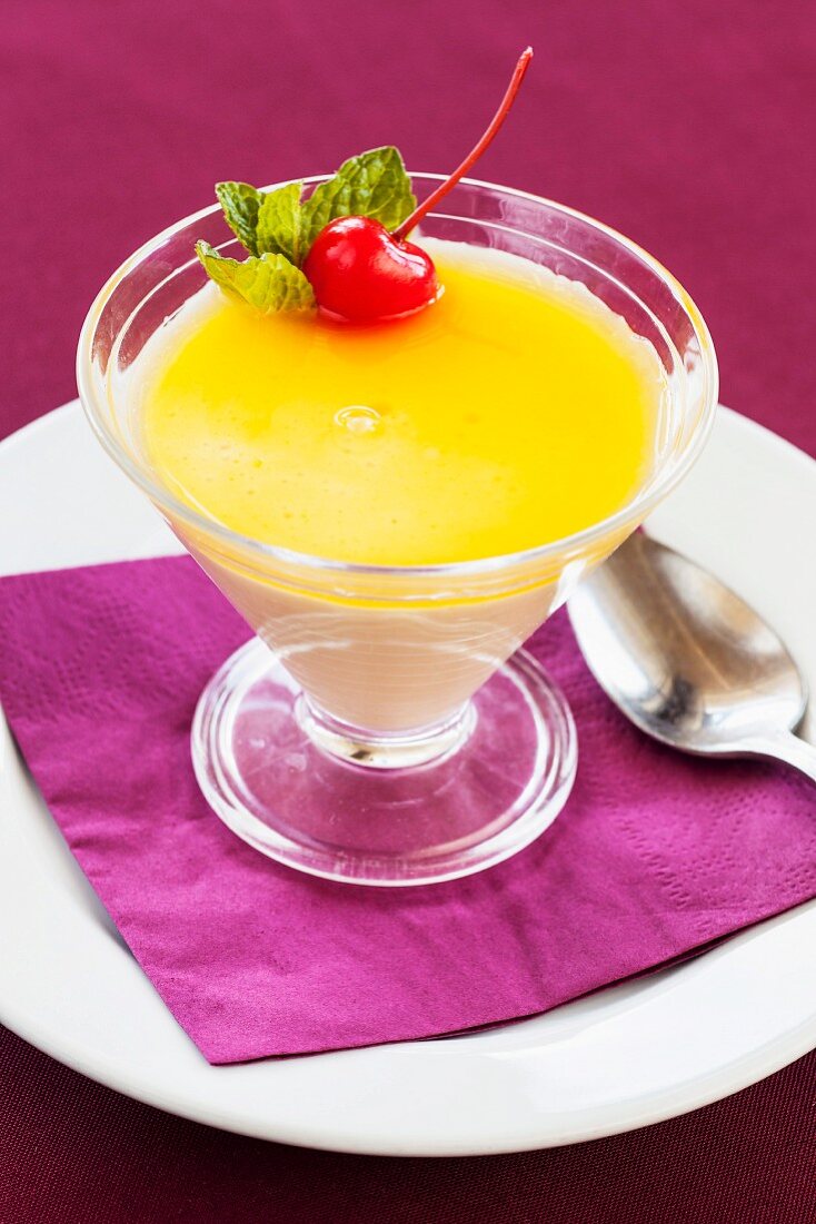 Passionsfrucht-Mousse Dessert mit Cocktailkirsche