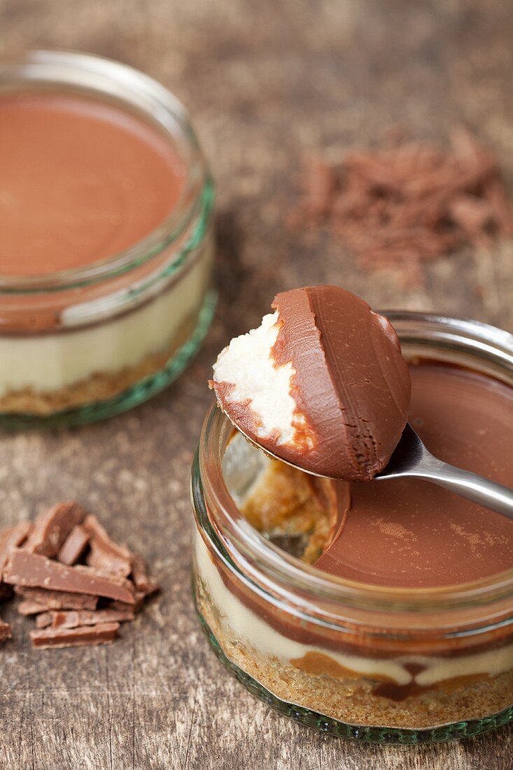 Chocolate banoffee pies with grated chocolate