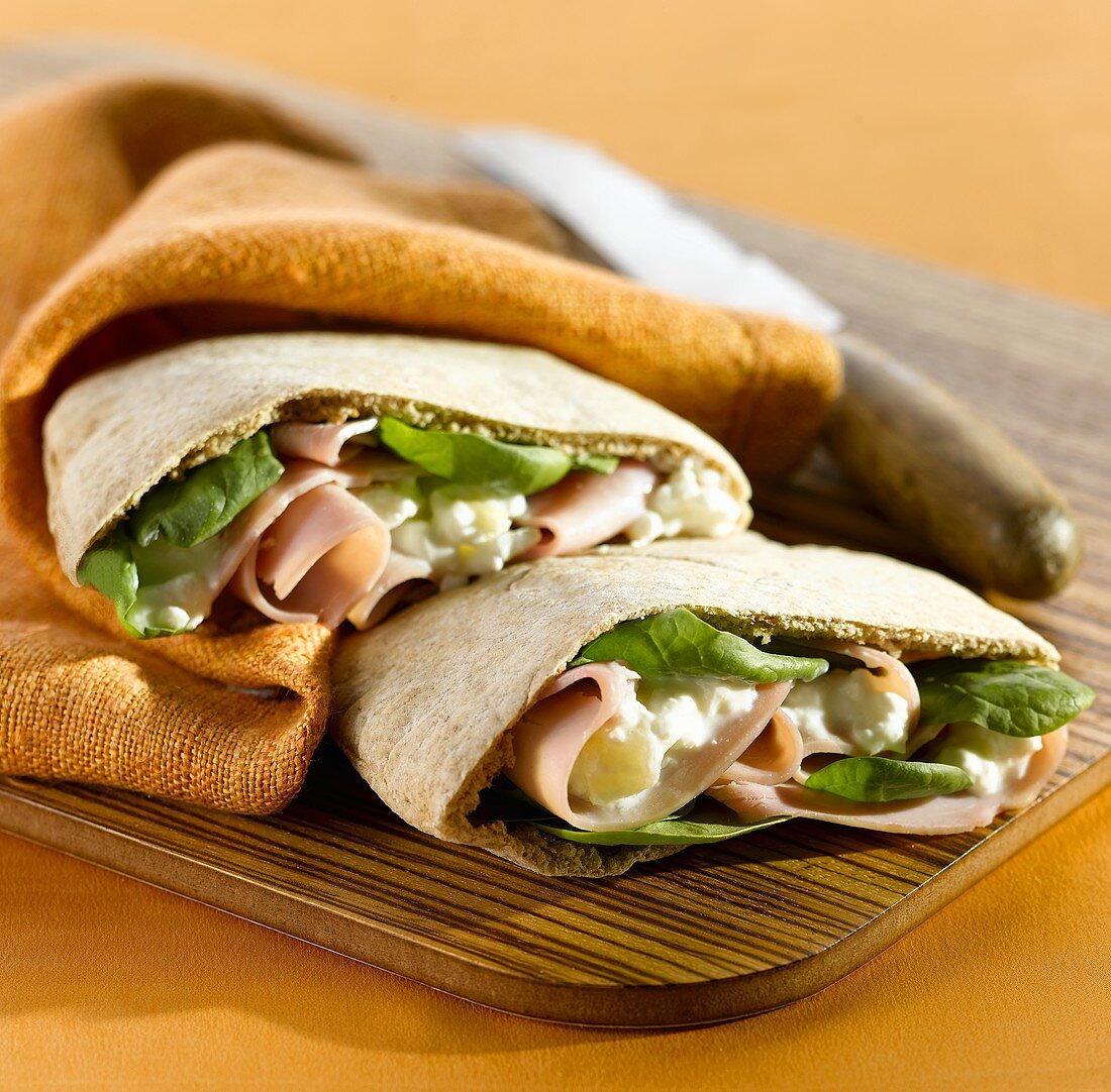 Stuffed pitta bread with ham and spinach