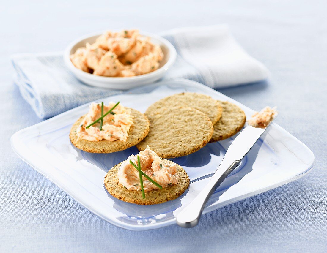 Salmon pâté and crackers