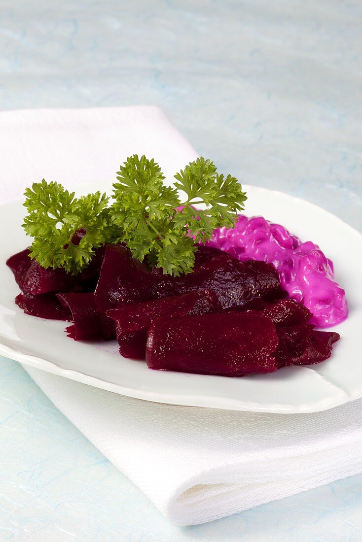 Rote-Bete-Salat und Rote-Bete-Sauce mit Zwiebeln