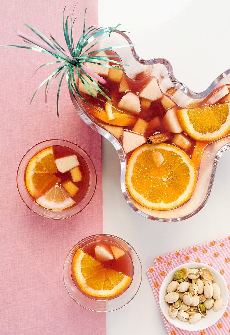 Sangria mit Orangen (Draufsicht)