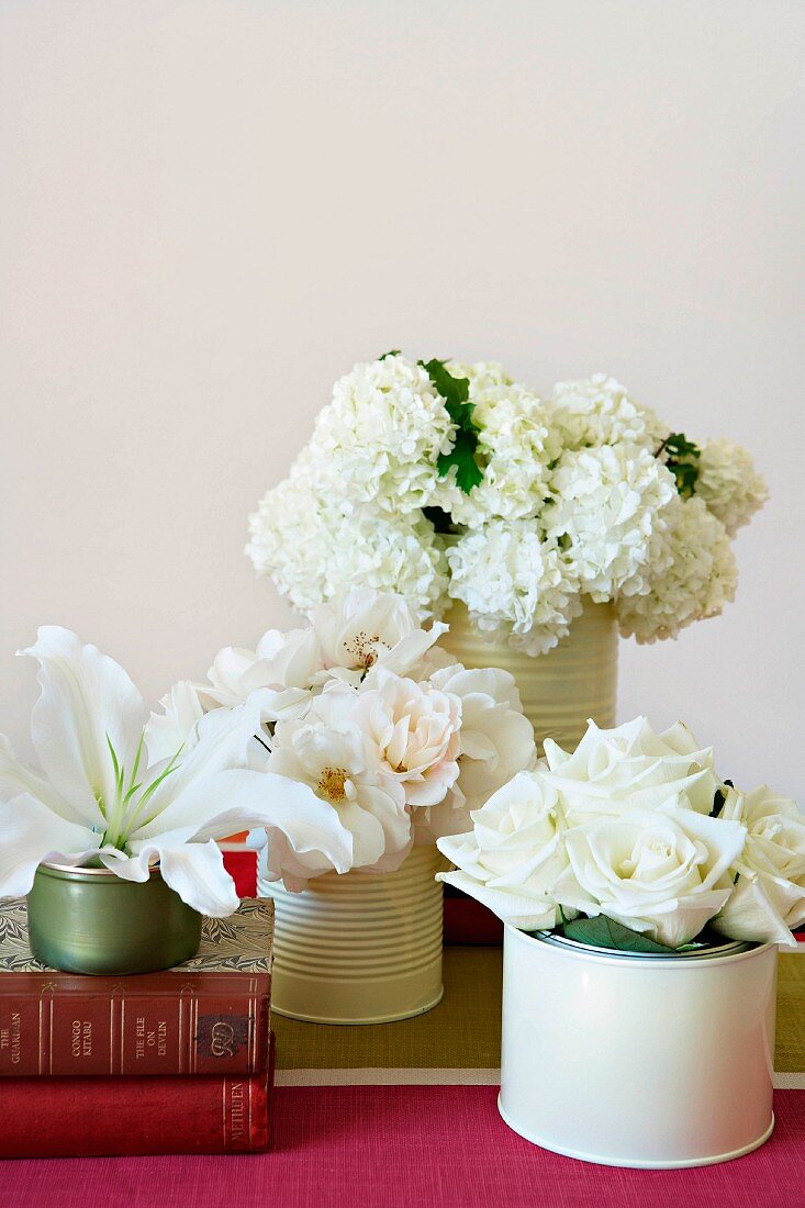 weiße Hortensien, Rosen und Lilie in Blechdosen