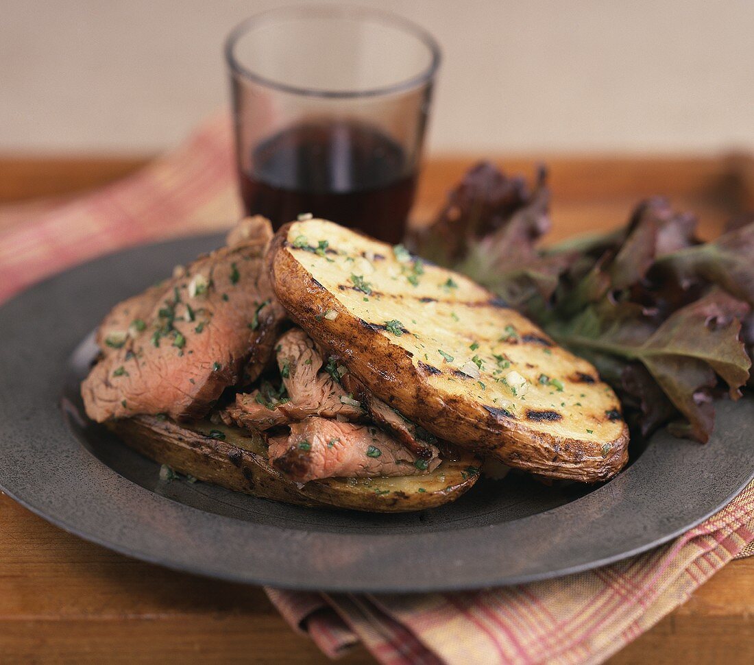 Gegrillte Kartoffeln mit Steakscheiben