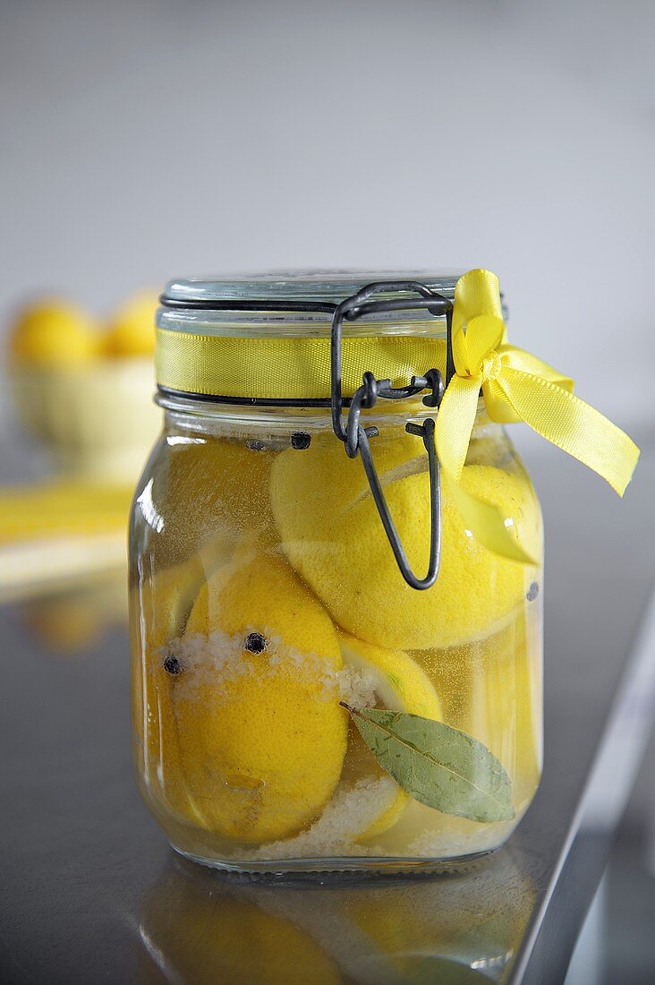 Eingelegte Salzzitronen im Einmachglas