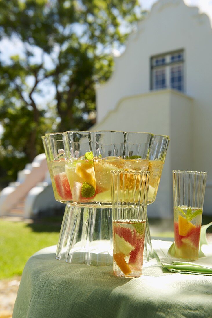 Melonenbowle mit Zitronenmelisse