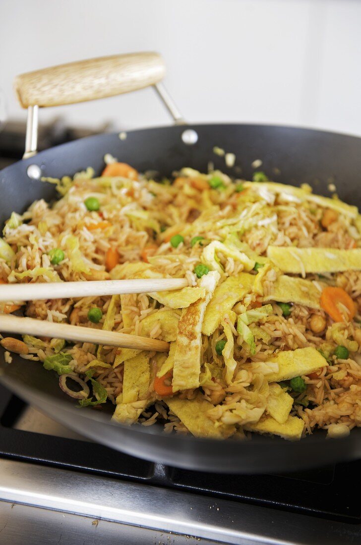 Nasi Goreng (Reisgericht, Indonesien) im Wok