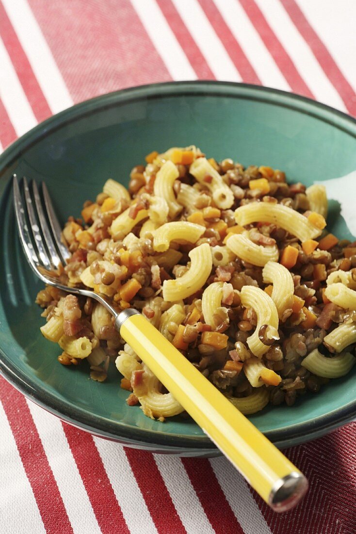 Elbow macaroni with lentils