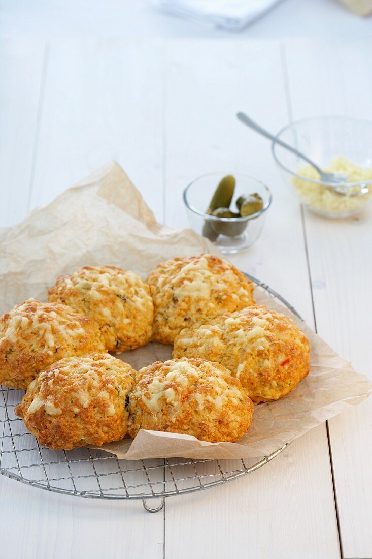 Käsebrötchen auf Backpapier