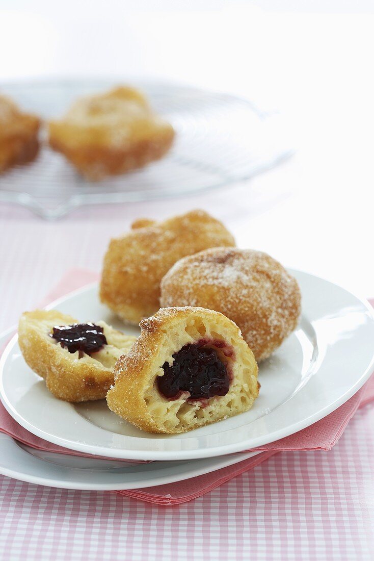 Berliner mit Zucker und Marmelade